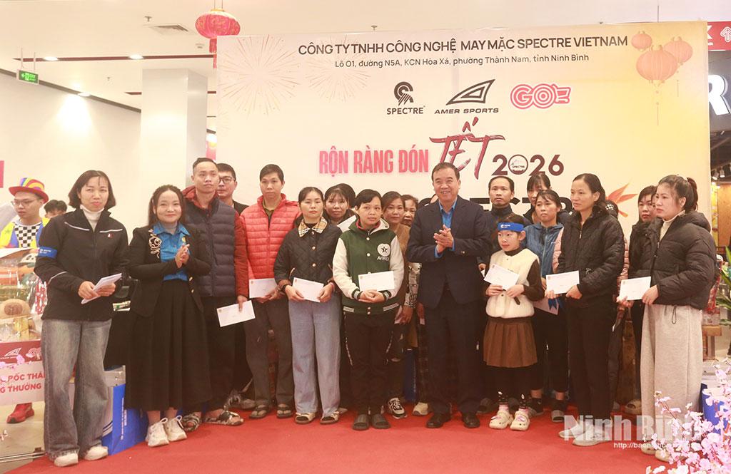 Lãnh đạo Liên đoàn Lao động tỉnh trao tặng quà Tết cho đoàn viên, người lao động có hoàn cảnh khó khăn của Công ty.