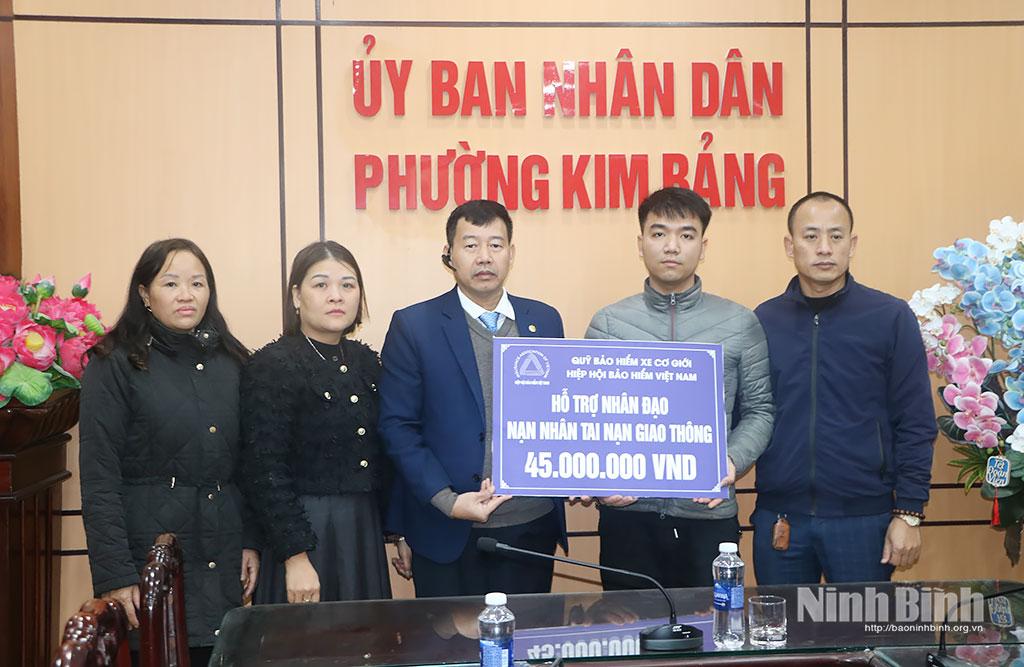 Công ty Bảo Việt Hà Nam trao hỗ trợ nhân đạo cho thân nhân gia đình tai nạn giao thông ở phường Kim Bảng.