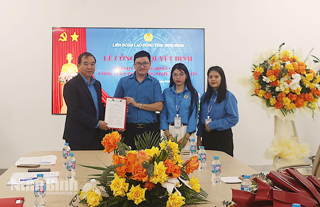 Đại diện lãnh đạo LĐLĐ tỉnh trao quyết định thành lập Ban Chấp hành CĐCS Công ty cổ phần Công nghệ Neosilicon.