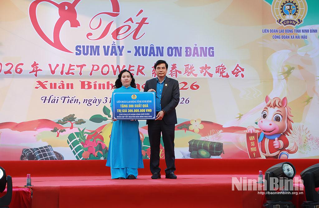 Đồng chí Nguyễn Hải Long, Tỉnh ủy viên, Phó Chủ tịch Ủy ban MTTQ Việt Nam tỉnh, Chủ tịch LĐLĐ tỉnh trao quà của LĐLĐ tỉnh cho đoàn viên, người lao động có hoàn cảnh khó khăn của Công ty TNHH Viet Power. Ảnh: Trần Hồng Minh