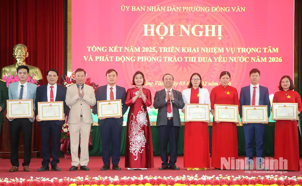 Lãnh đạo Đảng ủy, HĐND, UBND phường Đồng Văn khen thưởng cho các tập thể có thành tích xuất sắc trong phong trào thi đua yêu nước năm 2025.