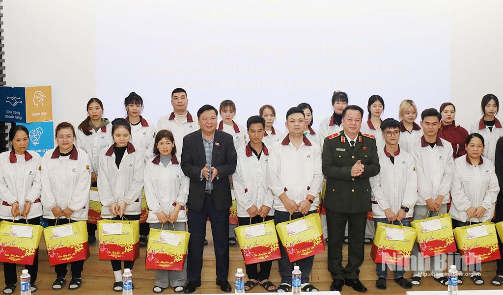 Thiếu tướng Nguyễn Quốc Hùng, Phó Chủ nhiệm Ủy ban Quốc phòng - An ninh và Đối ngoại của Quốc hội; đồng chí Phạm Hùng Thắng, Tỉnh ủy viên, Phó Trưởng Đoàn đại biểu Quốc hội tỉnh trao quà Tết cho đoàn viên, người lao động Công ty TNHH Wistron Infocomm Việt Nam. Ảnh: Lê Dũng
