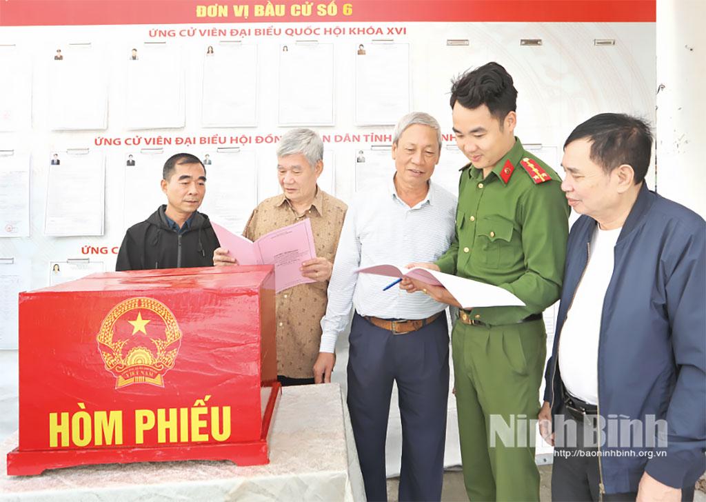 Công an phường Nam Định tuyên truyền bảo đảm an ninh trật tự cho ngày bầu cử.