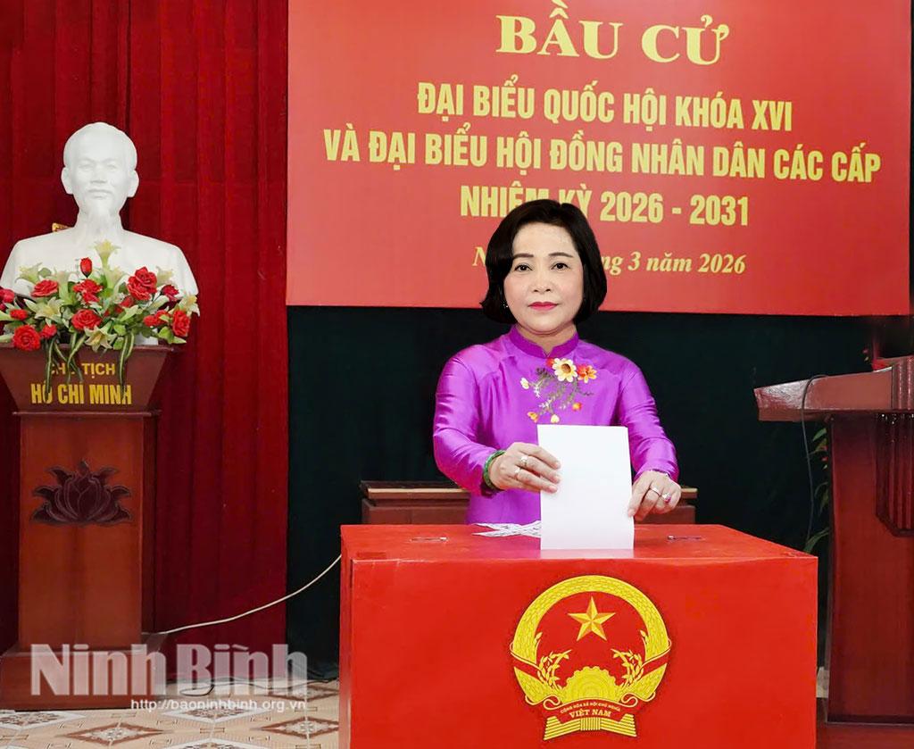 Đồng chí Nguyễn Thị Thanh, Ủy viên Trung ương Đảng, Phó Chủ tịch Quốc hội, Ủy viên Hội đồng Bầu cử quốc gia thực hiện bỏ lá phiếu đầu tiên tại Khu vực bỏ phiếu số 27, phường Hoa Lư. Ảnh: Trần Giang