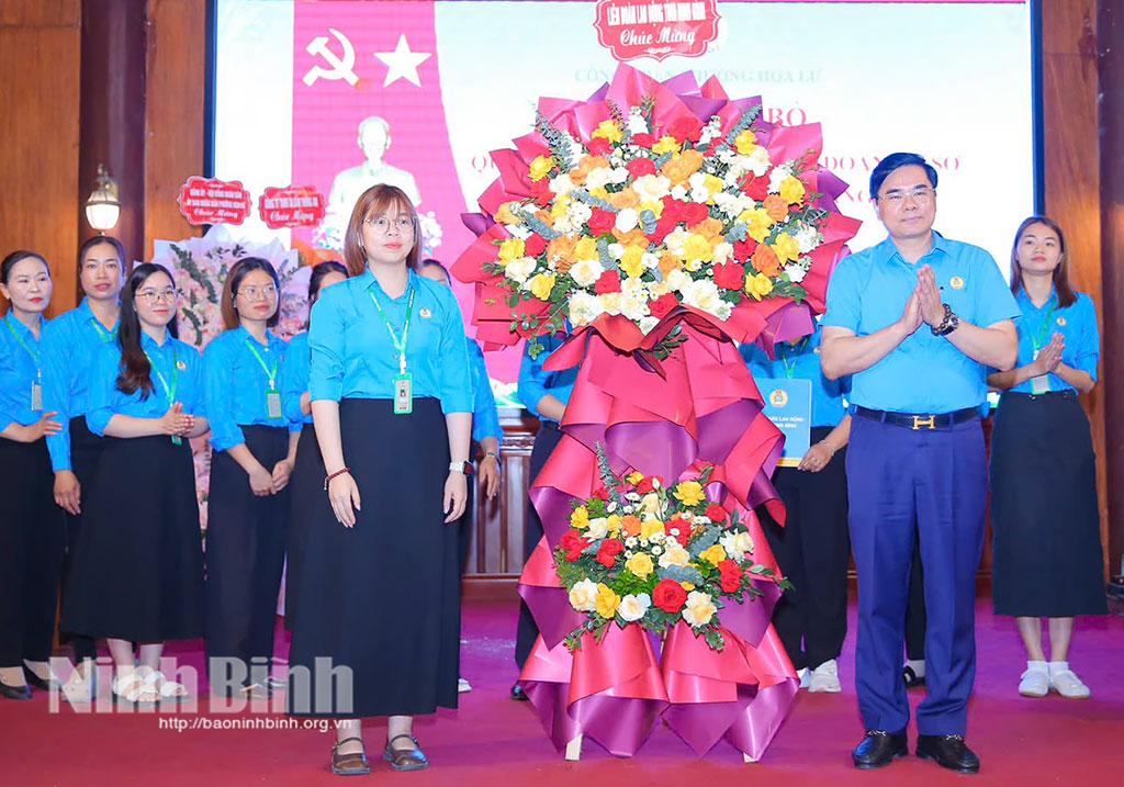 Đồng chí Nguyễn Hải Long, Tỉnh ủy viên, Phó Chủ tịch Ủy ban MTTQ Việt Nam tỉnh, Chủ tịch LĐLĐ tỉnh tặng hoa chúc mừng Ban Chấp hành CĐCS Công ty TNHH Di sản Tràng An.