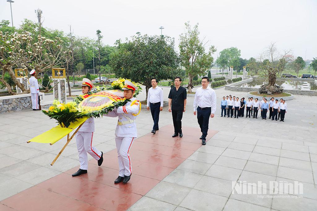 Các đồng chí: Phạm Quang Ngọc, Ủy viên Trung ương Đảng, Bí thư Tỉnh ủy Hưng Yên; Trần Đăng Quỳnh, Ủy viên Dự khuyết Trung ương Đảng, Phó Bí thư Tỉnh ủy; Triệu Tài Vinh, Phó Trưởng Ban Tuyên giáo và Dân vận Trung ương cùng các đại biểu đặt vòng hoa, dâng hương tại Đài tưởng niệm liệt sĩ tỉnh Ninh Bình (phường Hoa Lư).
