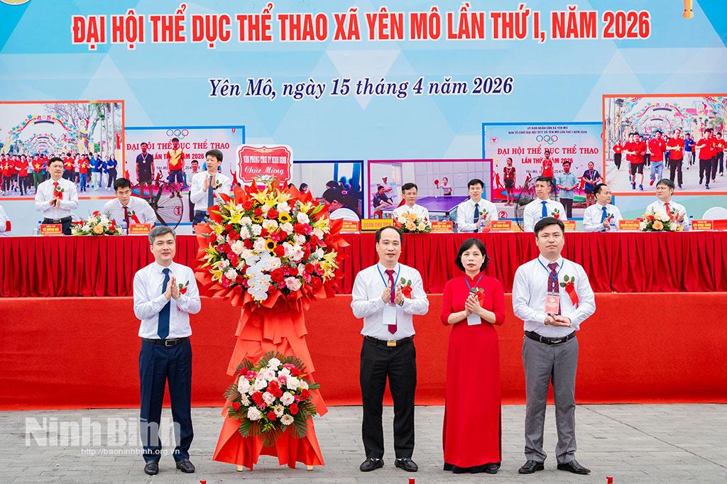Đồng chí Phạm Duy Hưng, Ủy viên Ban Thường vụ Tỉnh uỷ, Chánh Văn phòng Tỉnh ủy tặng hoa chúc mừng Đại hội.