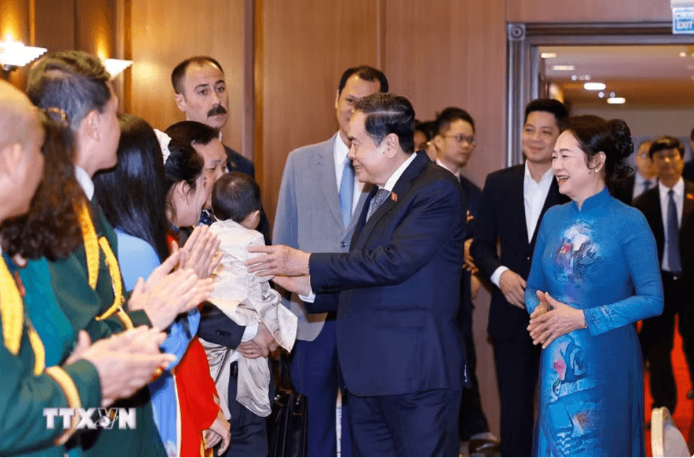 Chủ tịch Quốc hội Trần Thanh Mẫn và Phu nhân gặp gỡ cán bộ nhân viên Đại sứ quán và cộng đồng người Việt Nam tại Thổ Nhĩ Kỳ - Ảnh: TTXVN