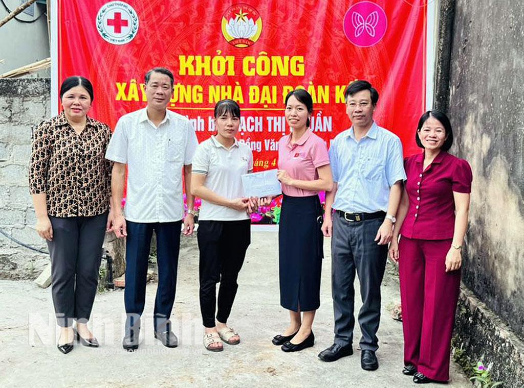 Cấp ủy, chính quyền địa phương và đại diện Công ty TNHH Pretty Vina trao hỗ trợ xây nhà "Đại đoàn kết" cho gia đình chị Bạch Thị Nhuần, Tổ dân phố Đồng Văn.