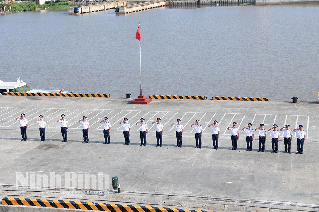 Nghi thức tiễn tàu cảnh sát biển 8004 chở Đoàn công tác thực hiện nhiệm vụ.