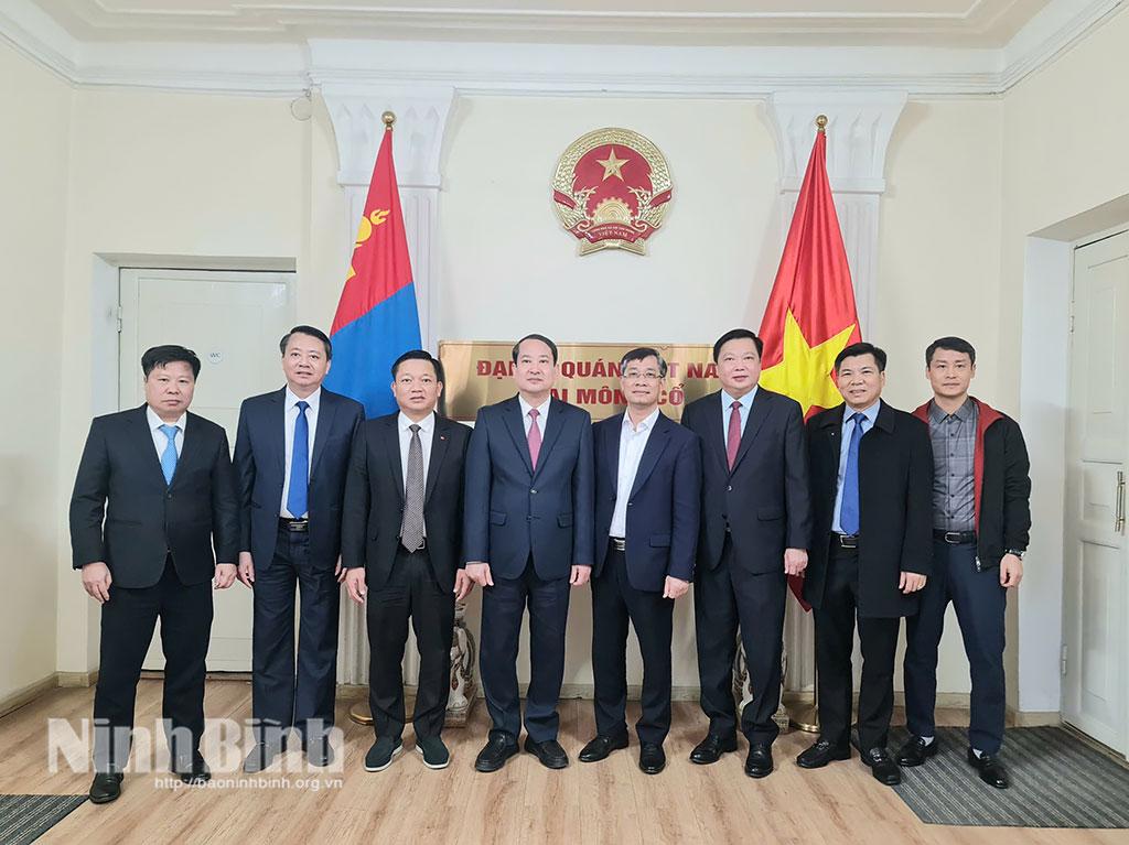 Đoàn công tác chụp ảnh lưu niệm với cán bộ, nhân viên Đại sứ quán Việt Nam tại Mông Cổ.