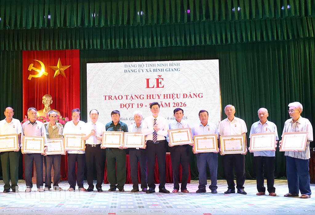 Đồng chí Trần Văn Giang, Tỉnh ủy viên, Phó Chủ nhiệm Thường trực Ủy ban Kiểm tra Tỉnh ủy trao tặng Huy hiệu Đảng cho các đảng viên.
