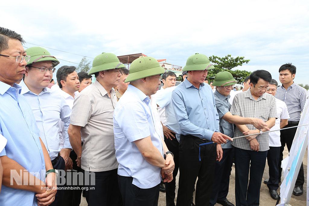 Đồng chí Trần Huy Tuấn, Ủy viên Trung ương Đảng, Bí thư Tỉnh ủy và Đoàn công tác khảo sát, đánh giá tiềm năng, định hướng phát triển kinh tế đô thị ven biển khu vực phía Đông tỉnh.