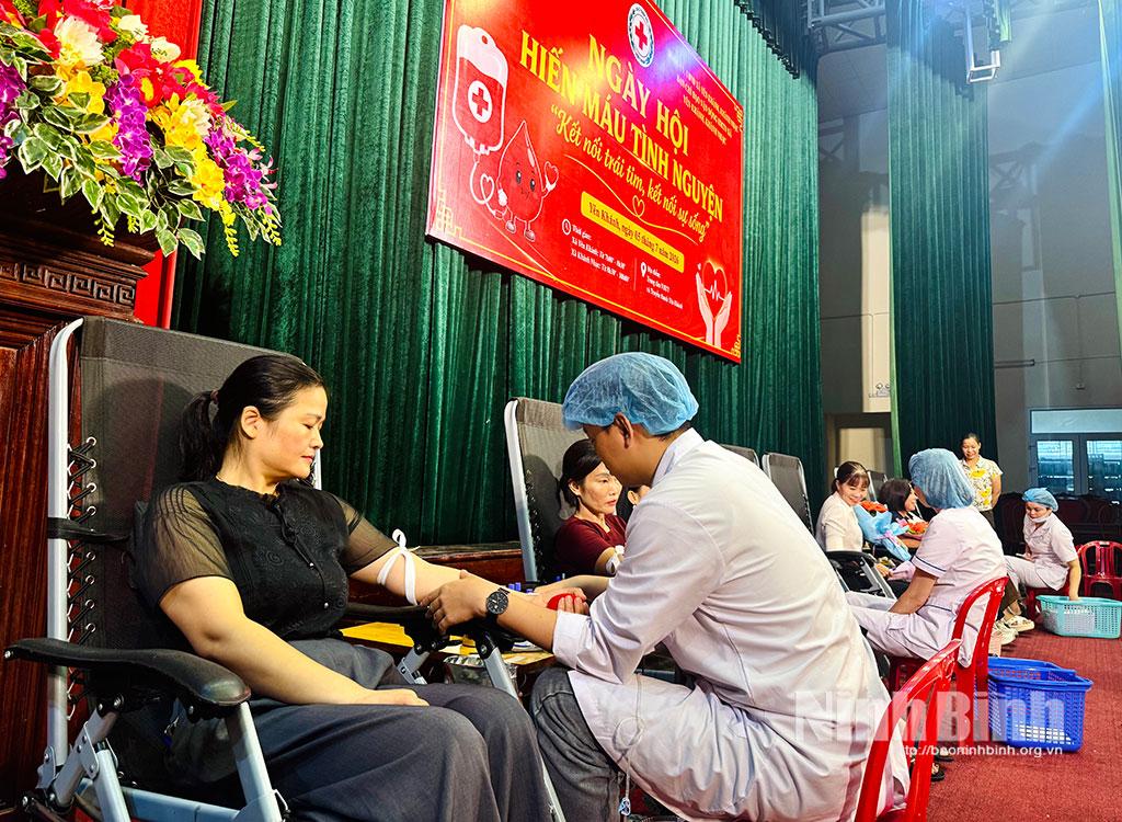 Tình nguyện viên tham gia hiến máu tại chương trình.