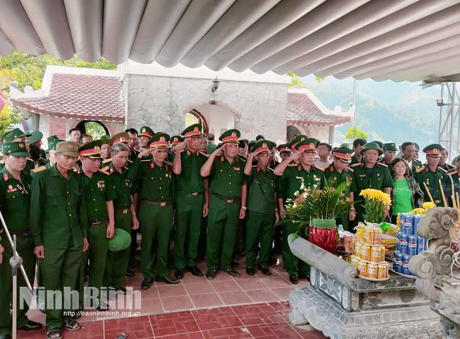 Đoàn công tác Hội truyền thống bộ đội Vị Xuyên tỉnh Ninh Bình dâng hương tại Đền thờ các anh hùng liệt sĩ Mặt trận Vị Xuyên.