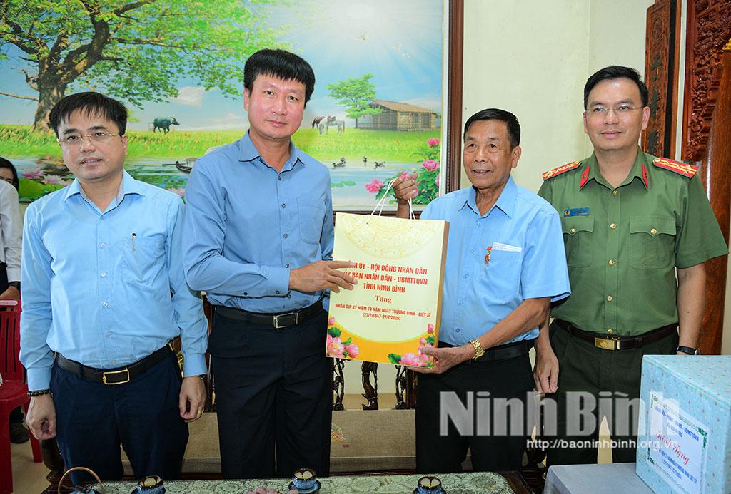 Đồng chí Trần Huy Tuấn, Ủy viên Trung ương Đảng, Bí thư Tỉnh ủy thăm, tặng quà gia đình thương binh, bệnh binh Vũ Ngọc Sinh ở thôn Đô Lương, xã Gia Hưng.
