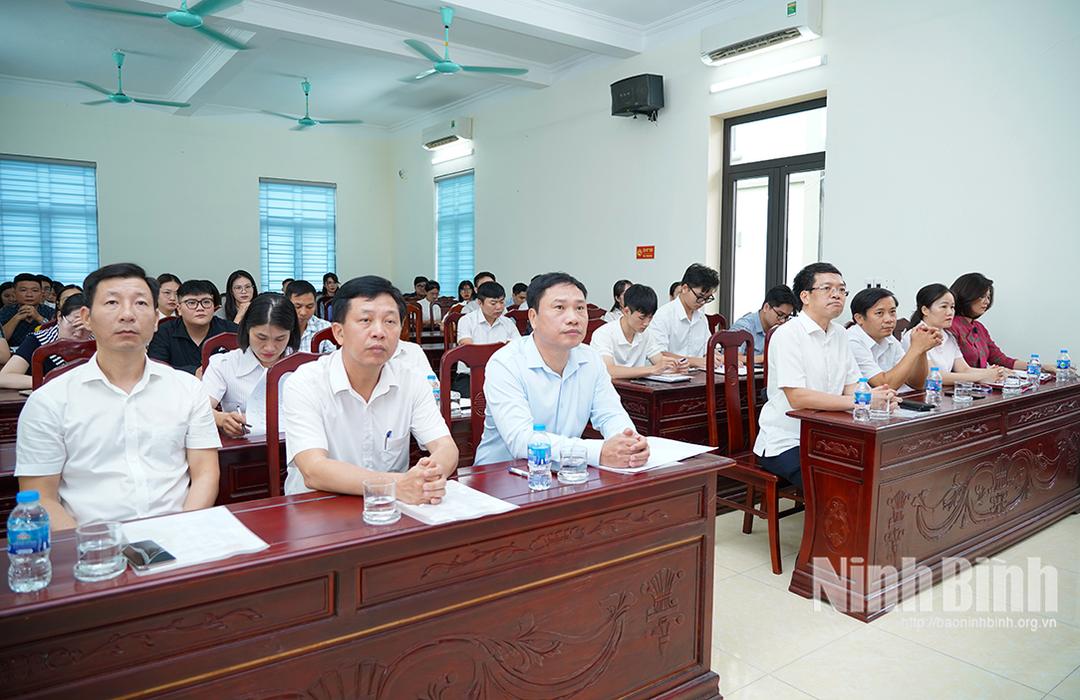 Các đại biểu dự lễ khai giảng lớp bồi dưỡng.