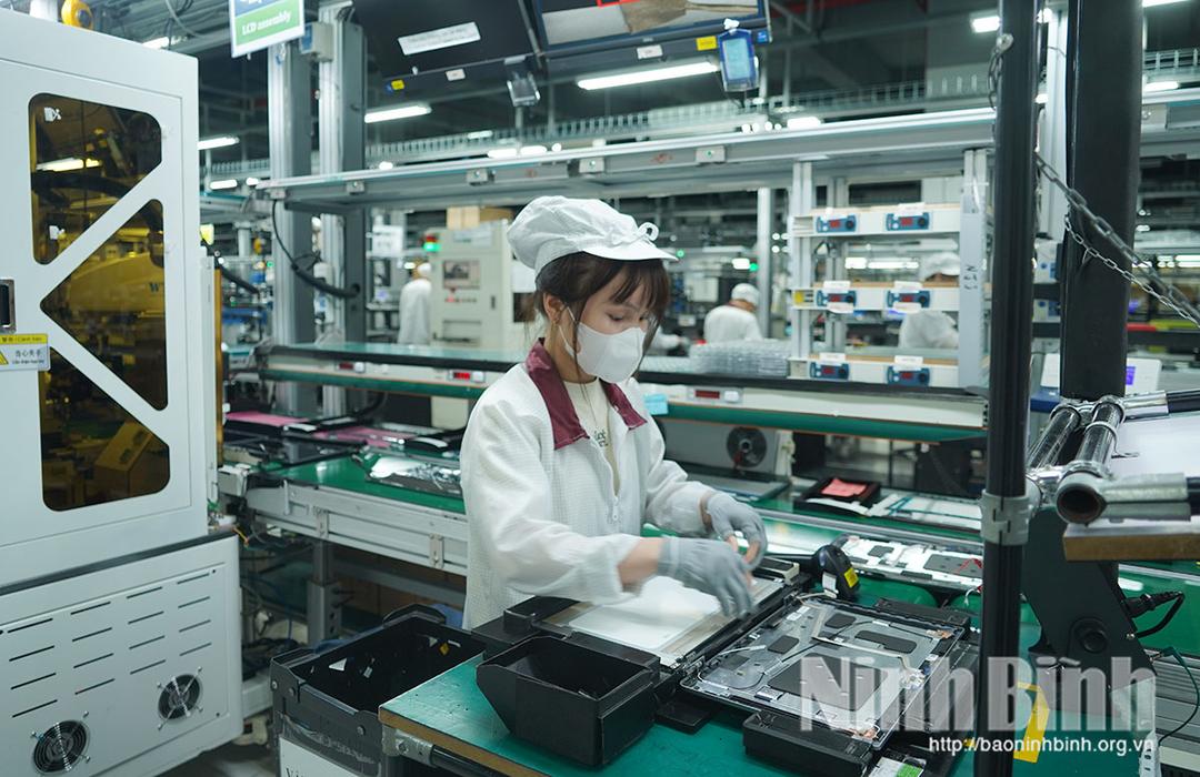 Sản xuất tại Công ty TNHH Wistron Infocomm Việt Nam (KCN Đồng Văn III, tỉnh Ninh Bình).