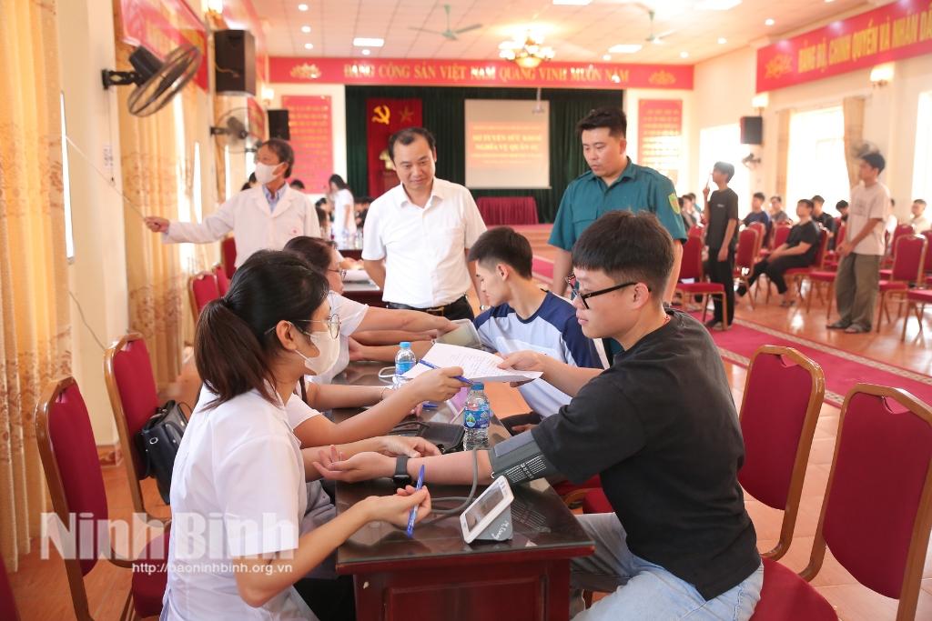 Lãnh đạo phường Thiên Trường động viên thanh niên sơ khám tuyển thực hiện NVQS năm 2026.