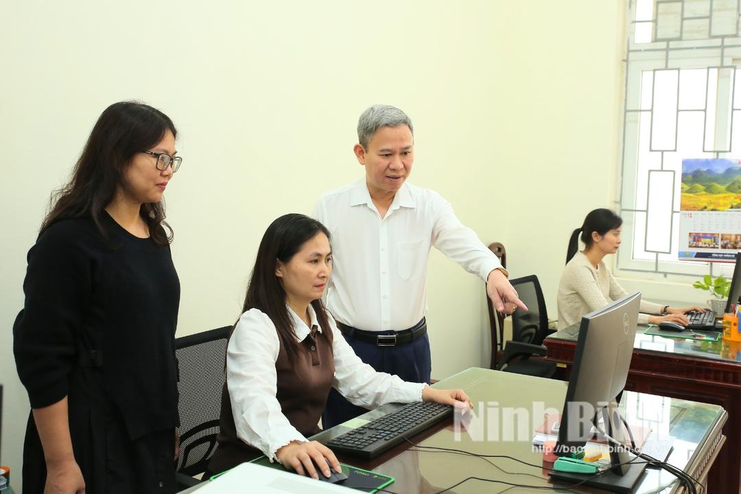 Cán bộ Thống kê tỉnh sử dụng phần mềm CAPI để thu thập dữ liệu thống kê phục vụ phân tích, đánh giá tình hình kinh tế - xã hội.