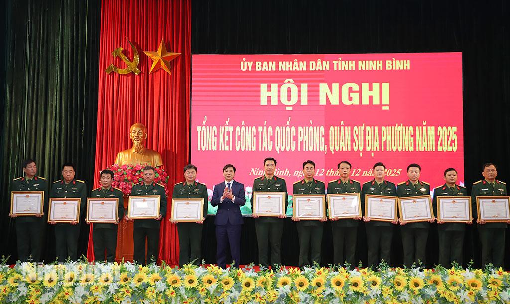 Đồng chí Phó Chủ tịch UBND tỉnh Nguyễn Anh Chức trao Bằng khen của Chủ tịch UBND tỉnh cho các tập thể, cá nhân có thành tích xuất sắc trong công tác quốc phòng, quân sự địa phương.