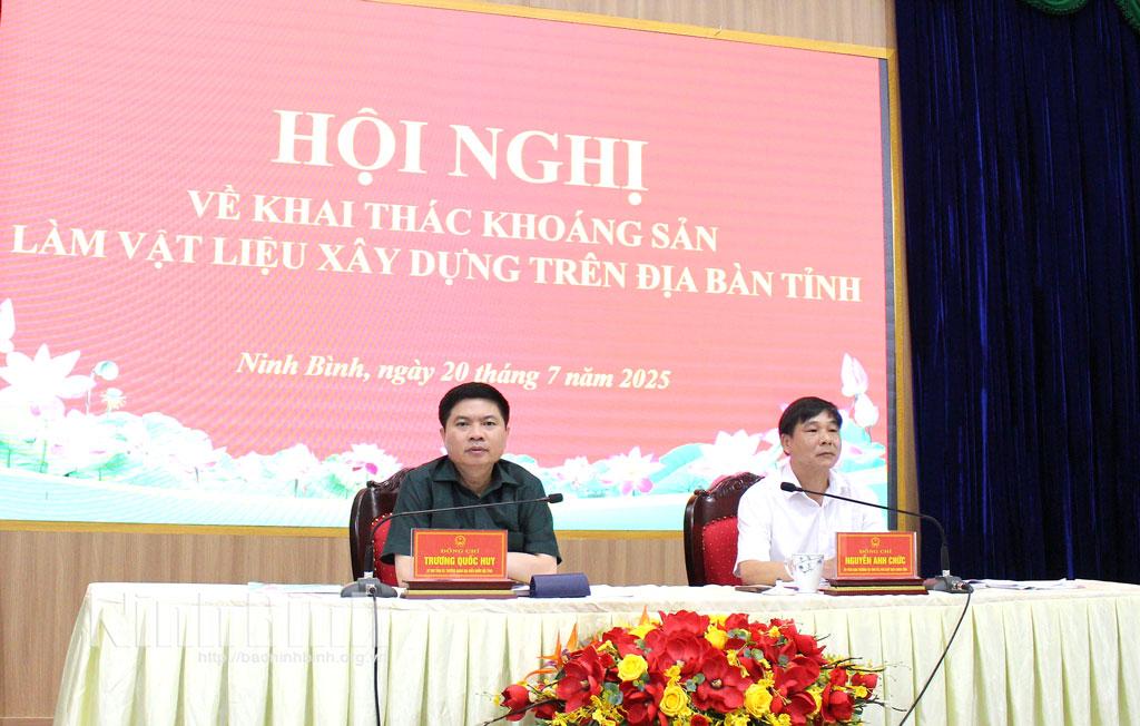 Đồng chí Trương Quốc Huy, Bí thư Tỉnh ủy, Trưởng Đoàn đại biểu Quốc hội tỉnh và đồng chí Nguyễn Anh Chức, Ủy viên Ban Thường vụ Tỉnh ủy, Phó Chủ tịch UBND tỉnh chủ trì hội nghị