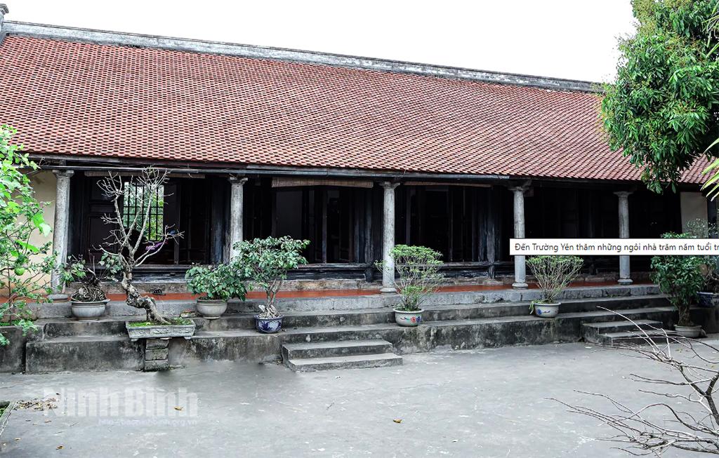 Những nếp nhà truyền thống được làm từ gỗ, kết hợp với đá nguyên khối có giá trị cao về lịch sử, văn hoá, về kỹ thuật, mỹ thuật và về nghệ thuật điêu khắc. Ngôi nhà của gia đình ông Giang Tất Ðệ, thôn Trường Xuân, xã Trường Yên, thành phố Hoa Lư.