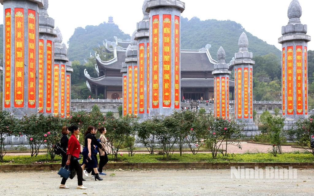 Khu du lịch Tam Chúc, nơi có ngôi chùa đang giữ nhiều kỷ lục - điểm hấp dẫn du khách gần xa.