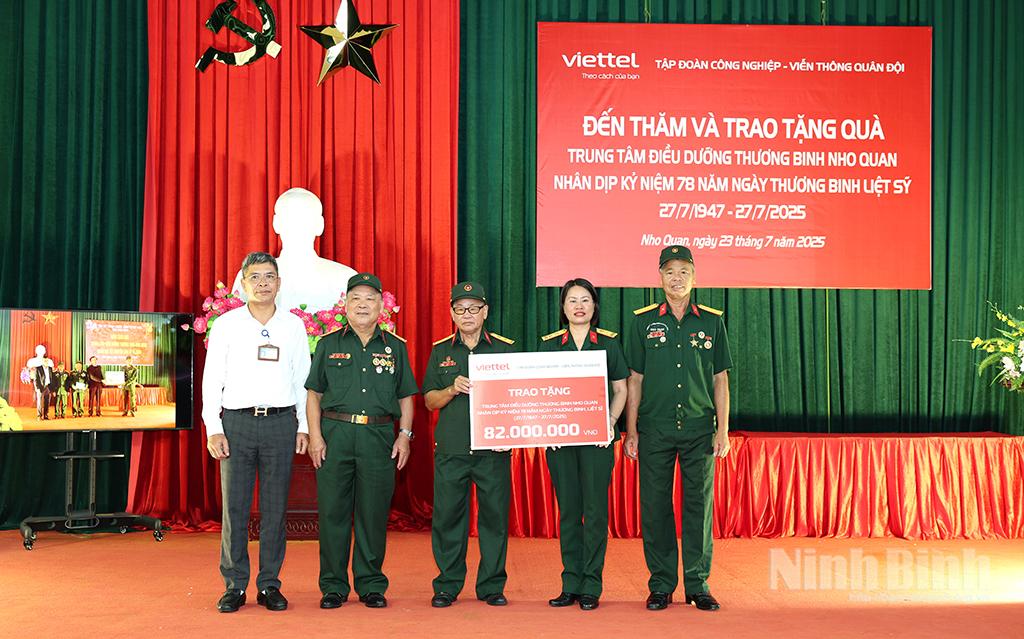 Lãnh đạo Chi nhánh Viettel Ninh Bình trao tặng biển biểu trưng hỗ trợ quà cho các thương binh đang điều dưỡng tại Trung tâm Điều dưỡng thương binh Duy Tiên.