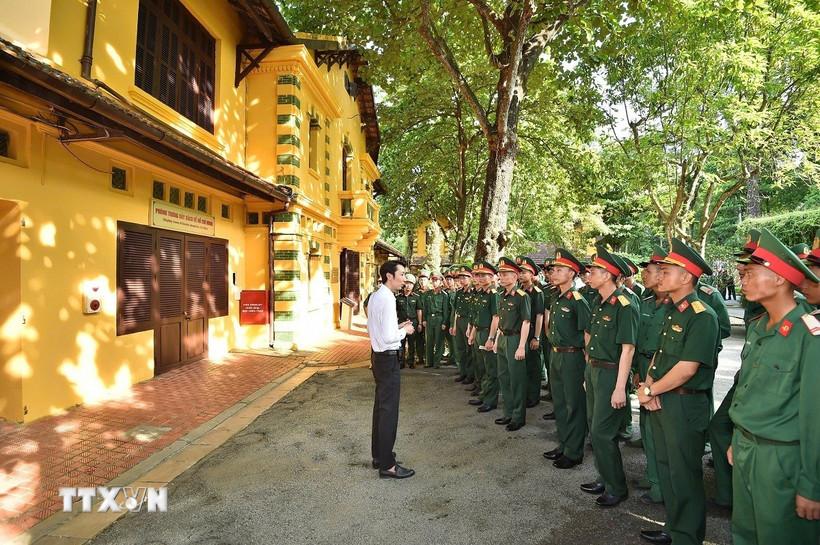 Cán bộ, chiến sỹ thuộc các lực lượng tham gia Lễ diễu binh, diễu hành kỷ niệm 80 năm Cách mạng tháng Tám và Quốc khánh 2/9 tham quan Khu Di tích Chủ tịch Hồ Chí Minh. (Ảnh: TTXVN)