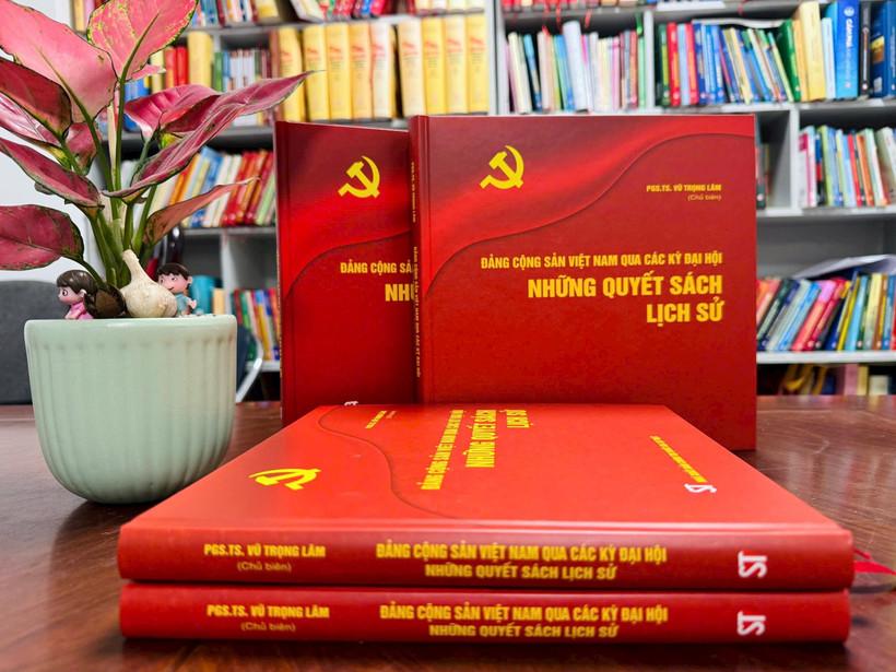 Cuốn sách “Đảng Cộng sản Việt Nam qua các kỳ Đại hội - Những quyết sách lịch sử”.