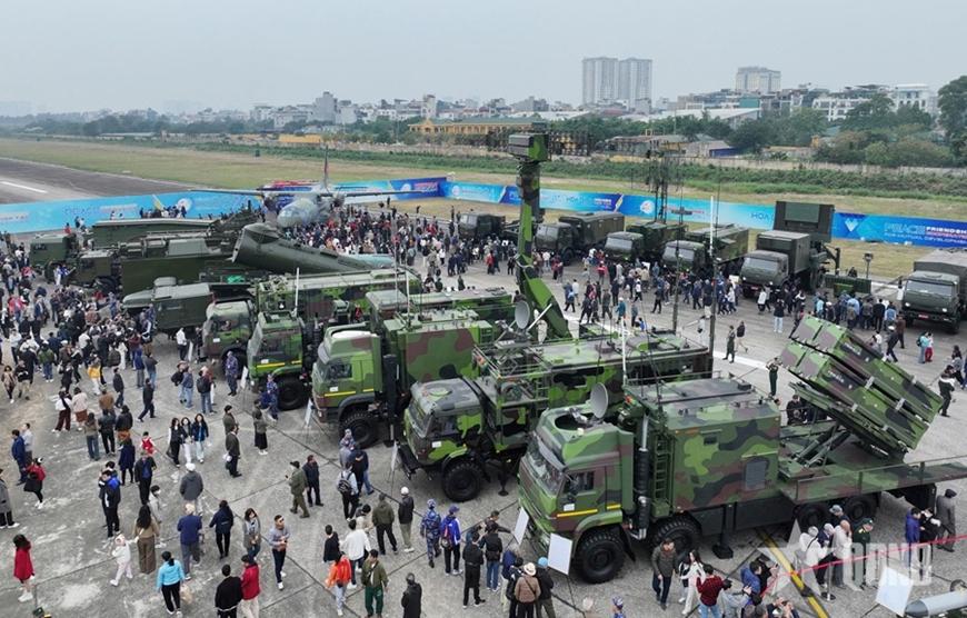 Đông đảo người dân đến tham quan Triển lãm Quốc phòng quốc tế Việt Nam năm 2024. Ảnh: Tuấn Huy