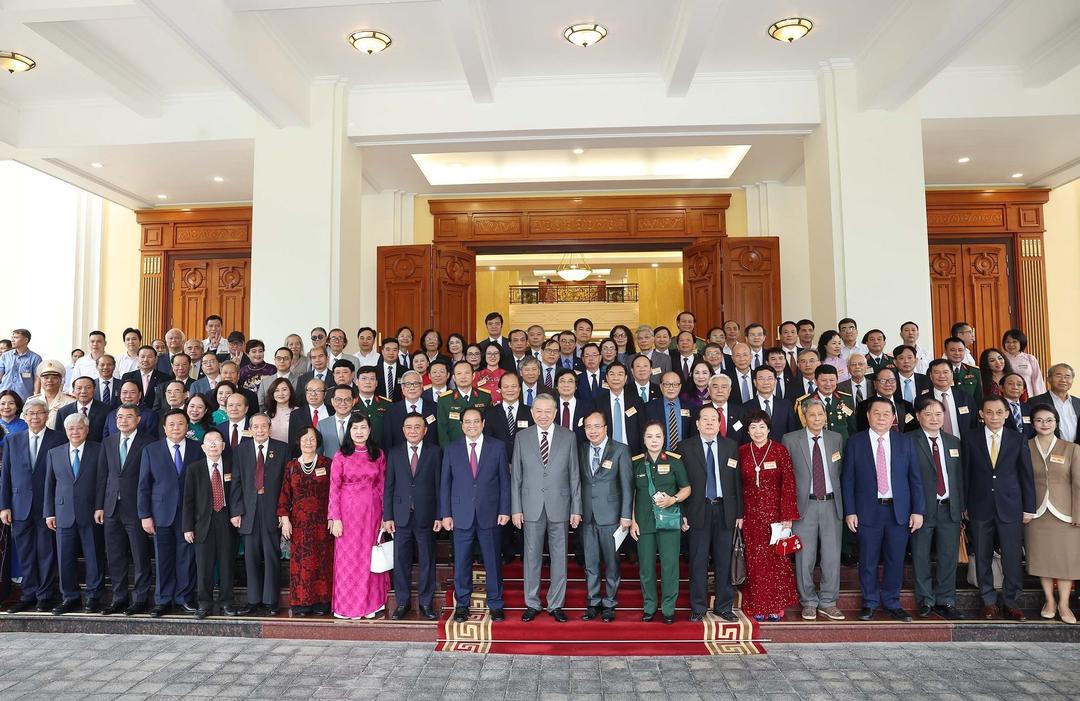 Tổng Bí thư Tô Lâm với đại biểu đội ngũ trí thức, nhà khoa học, văn nghệ sĩ.