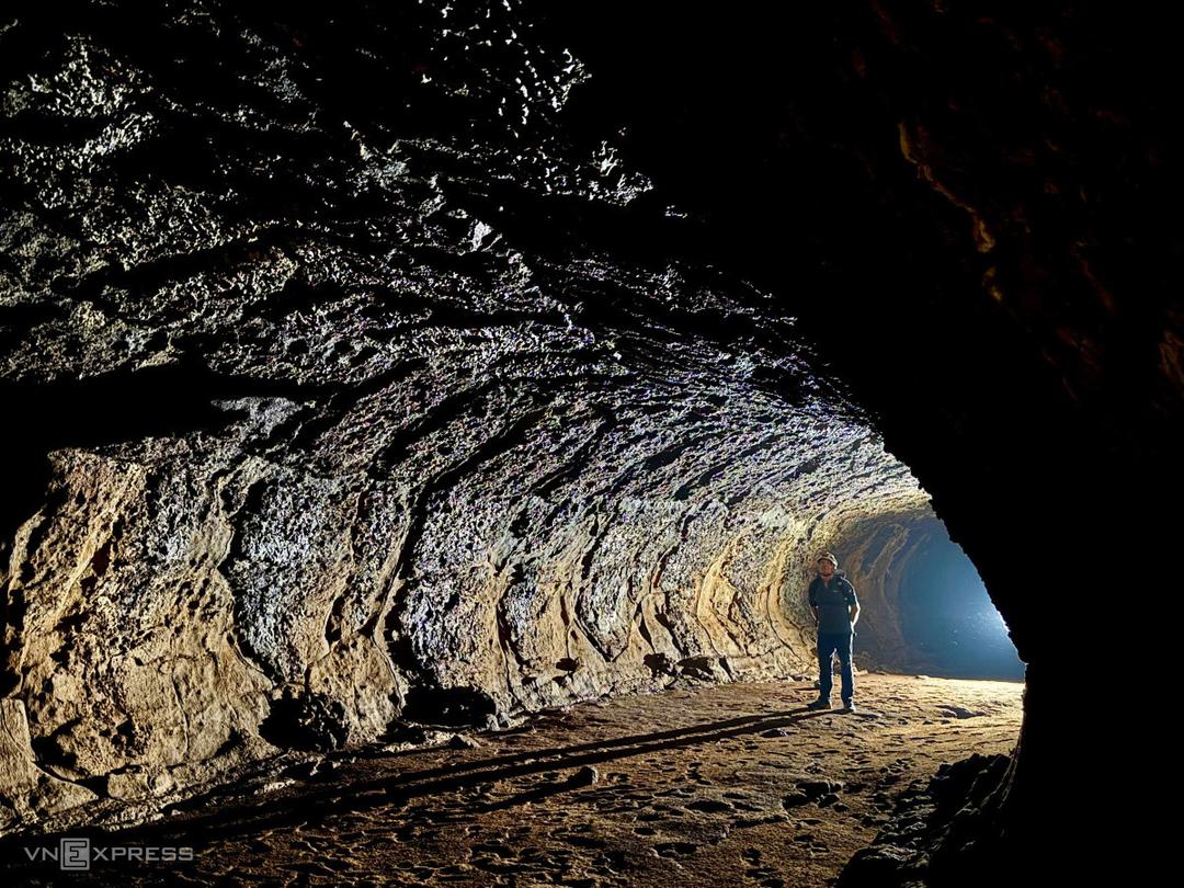 Hang động được tạo thành sau các đợt núi lửa phun trào khoảng 15 triệu năm trước. Trên tường có nhiều vách ngăn từng khối tạo thành những hoa văn độc đáo.