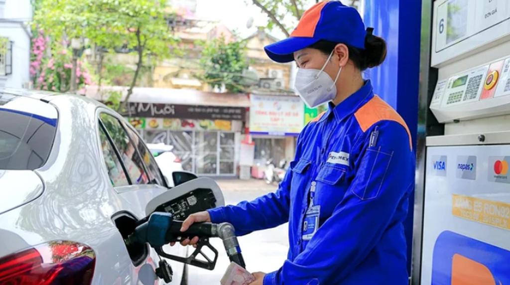 Từ chiều nay, giá xăng RON95 bật tăng, vượt 20.000 đồng/lít. Ảnh minh họa: thoibaotaichinhvietnam.vn