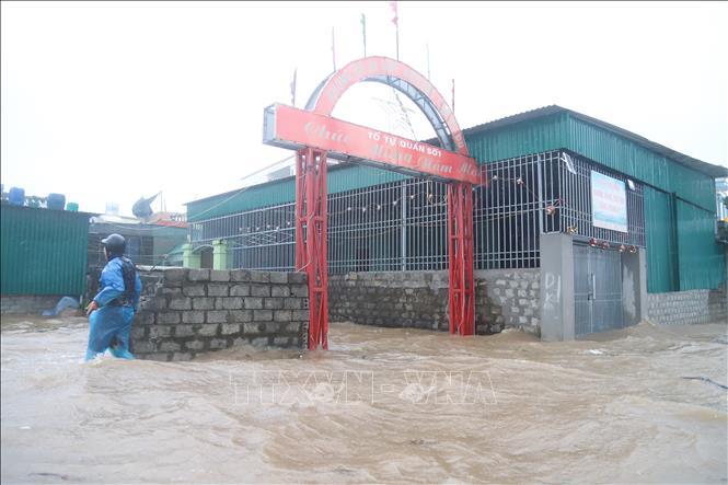 Khu dân cư ven cửa biển Lạch Vạn (xã Diễn Châu, tỉnh Nghệ An) bị ngập sâu do nước biển dâng. Ảnh: Xuân Tiến/TTXVN