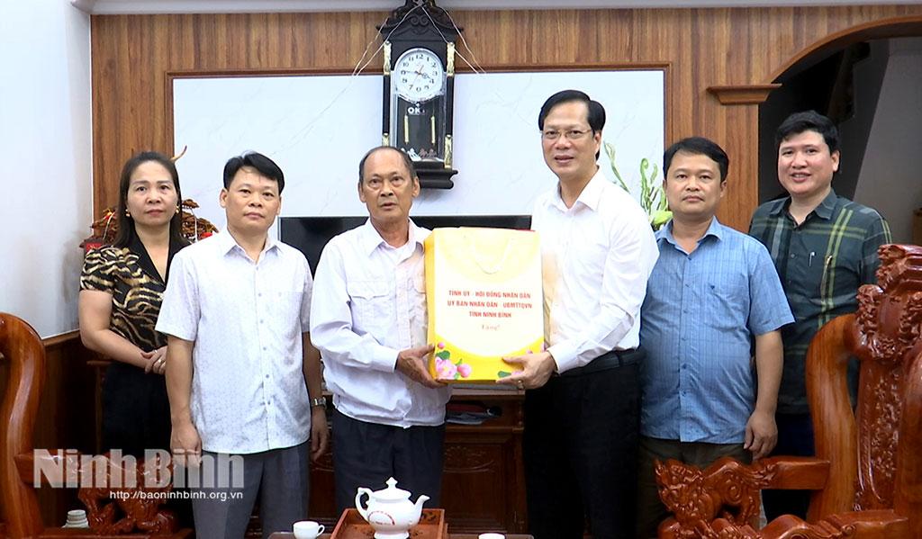 Đồng chí Nguyễn Anh Tuấn, Ủy viên Ban Thường vụ Tỉnh ủy, Chủ nhiệm Ủy ban Kiểm tra Tỉnh ủy thăm, tặng quà Anh hùng LLVT nhân dân Kiều Xuân Thành, xã Nhân Hà.