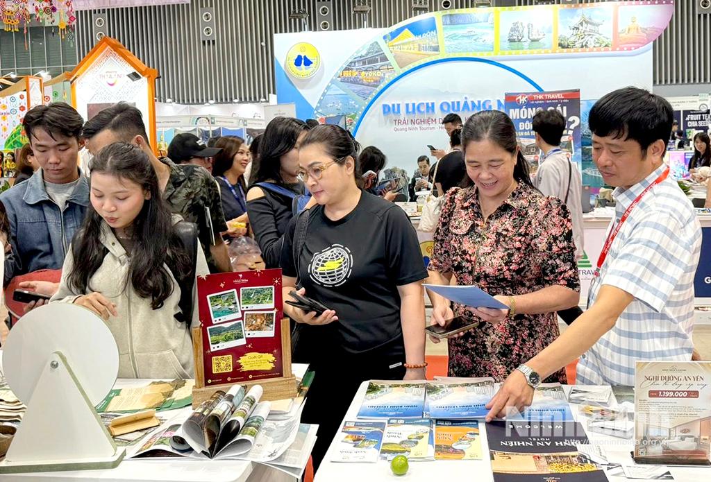 Gian hàng du lịch Ninh Bình luôn thu hút các đối tác.