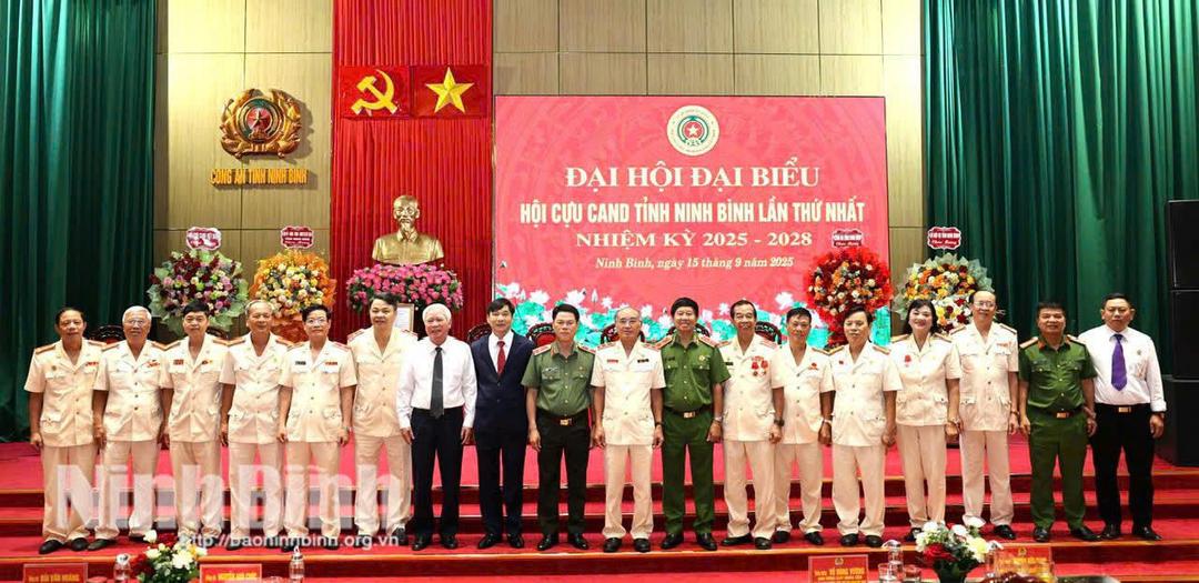 Các đồng chí lãnh đạo tỉnh và Công an tỉnh chụp ảnh lưu niệm với Ban Chấp hành Hội Cựu Công an Nhân dân tỉnh Ninh Bình nhiệm kỳ 2025-2028. Ảnh: CTV