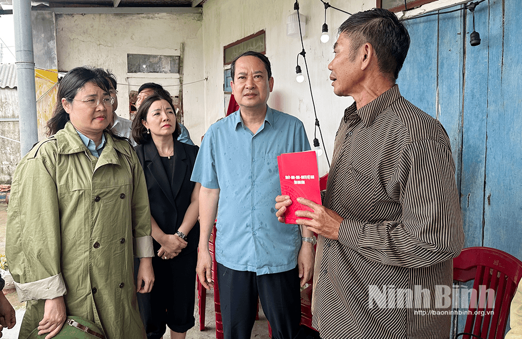 Các đồng chí lãnh đạo tỉnh thăm hỏi, chia buồn với gia đình chị Nguyễn Thị Kiều (xã Hải Thịnh).