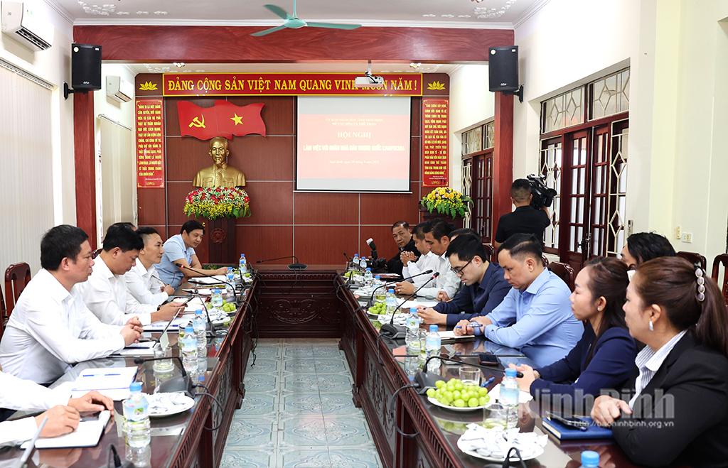 Các đại biểu dự buổi làm việc.