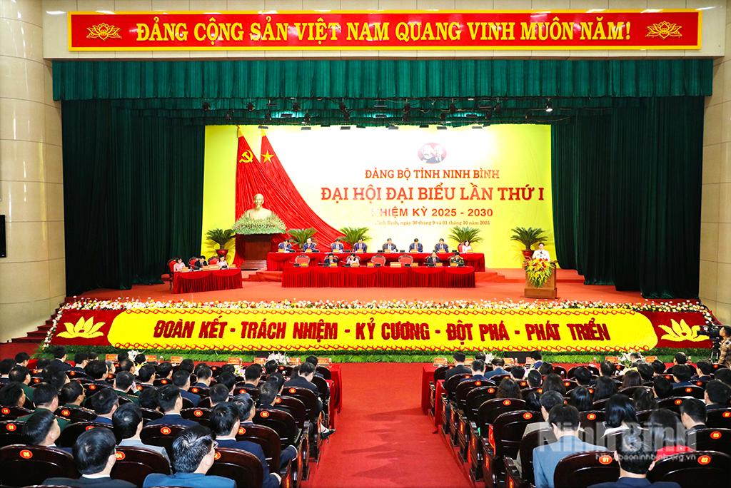 Quang cảnh Ngày làm việc thứ nhất.
