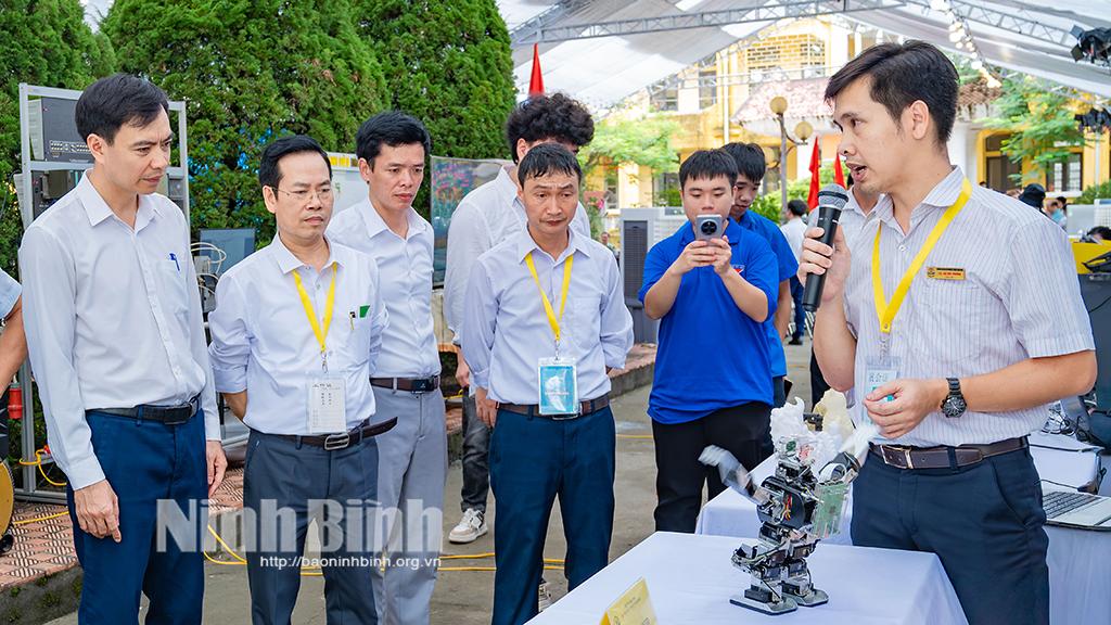 Các đại biểu tham quan gian hàng tại Triển lãm.