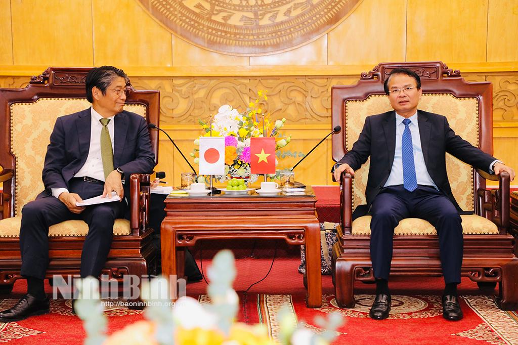 Đồng chí Bí thư Tỉnh ủy Đặng Xuân Phong (bên phải) tiếp ngài Ito Naoki, Đại sứ đặc mệnh toàn quyền Nhật Bản tại Việt Nam.