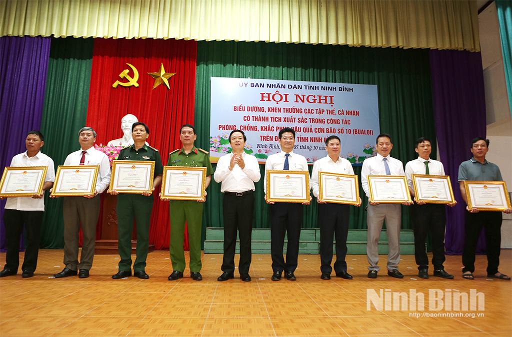 Đồng chí Chủ tịch UBND tỉnh Phạm Quang Ngọc trao tặng Bằng khen cho các cá nhân có thành tích xuất sắc.