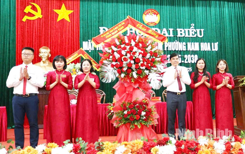 Đồng chí Nguyễn Hải Long, Tỉnh ủy viên, Phó Chủ tịch Ủy ban MTTQ Việt Nam tỉnh, Chủ tịch Liên đoàn Lao động tỉnh tặng hoa chúc mừng Đại hội. Ảnh: Thế Minh