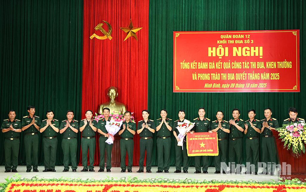 Bàn giao cờ luân lưu Khối trưởng Khối thi đua giữa Lữ Đoàn Phòng không 241 và Lữ đoàn Công binh 299.