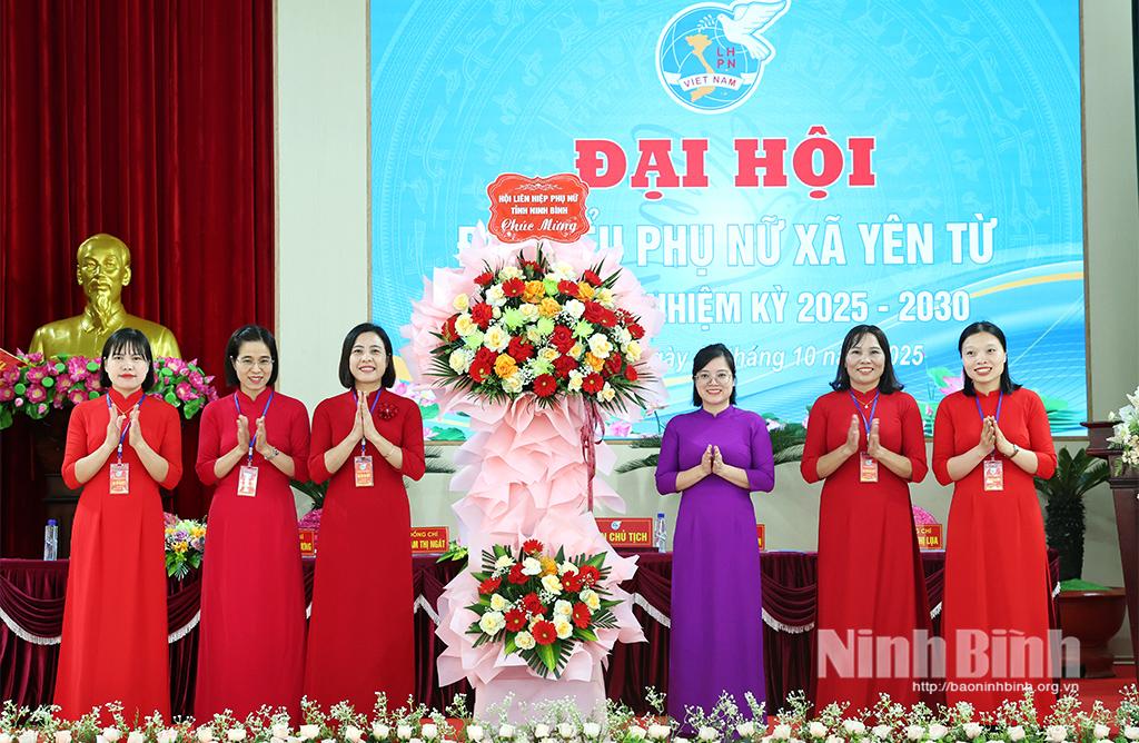Đại diện Hội LHPN tỉnh tặng hoa chúc mừng Đại hội.