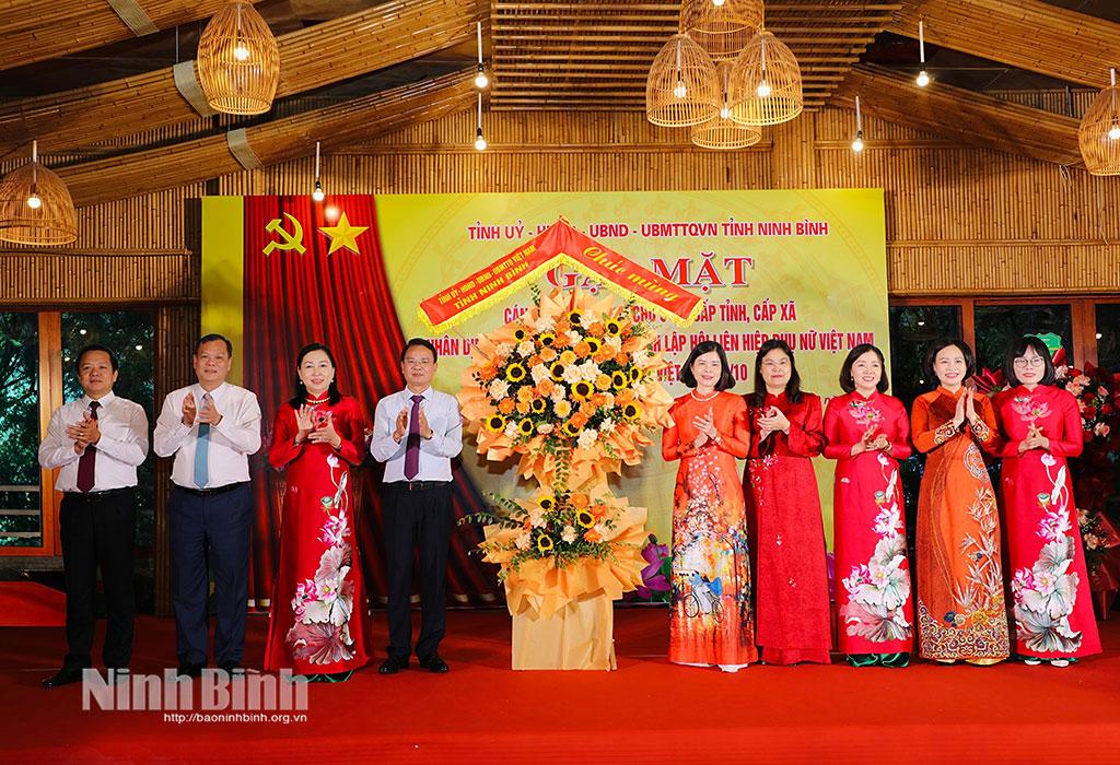 Các đồng chí Thường trực Tỉnh uỷ tặng hoa chúc mừng các nữ lãnh đạo chủ chốt nhân Ngày Phụ nữ Việt Nam 20/10.