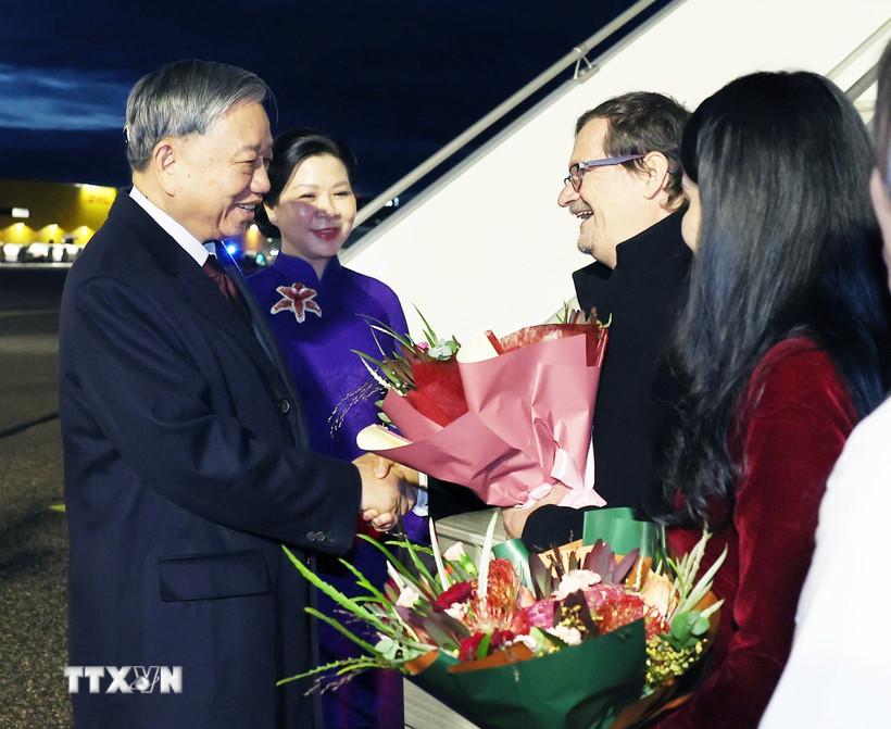 Tổng Bí thư Tô Lâm và Phu nhân đến Thủ đô Helsinki, bắt đầu chuyến thăm chính thức Cộng hòa Phần Lan. (Ảnh: Thống Nhất/TTXVN)